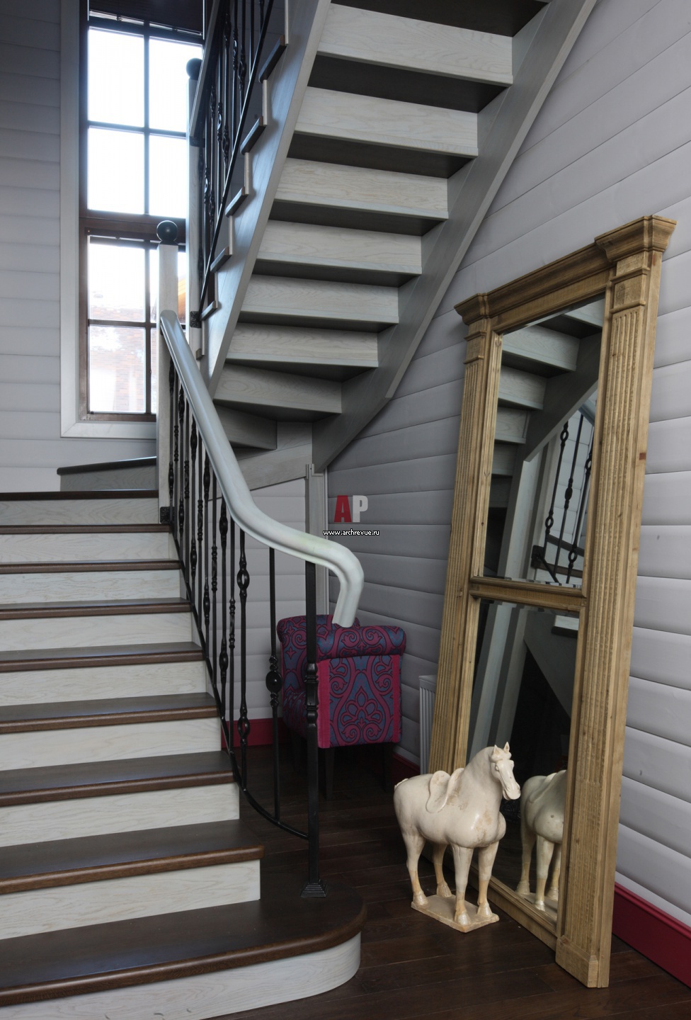 Лестница серого цвета в доме из дерева