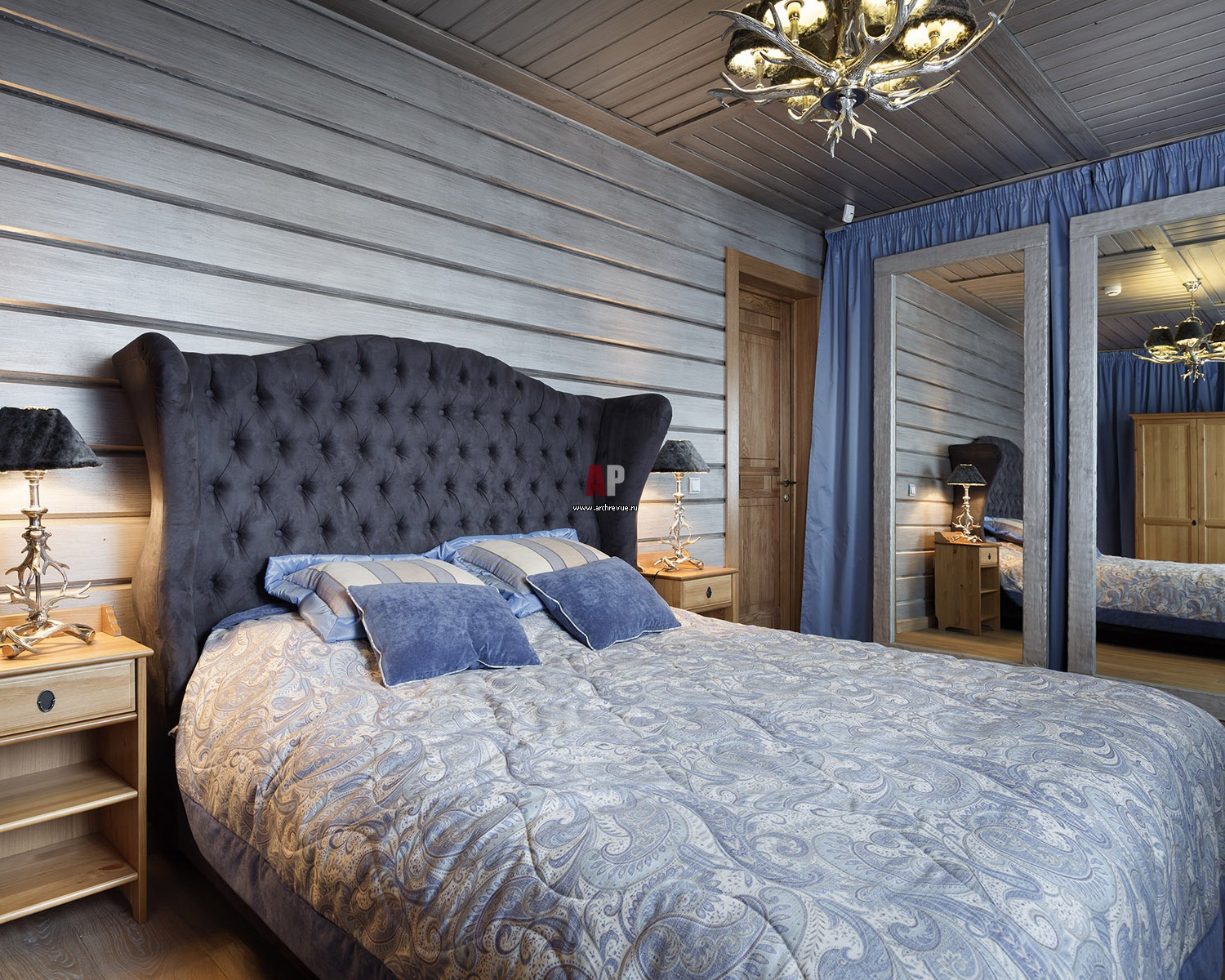Синяя спальня в деревянном доме