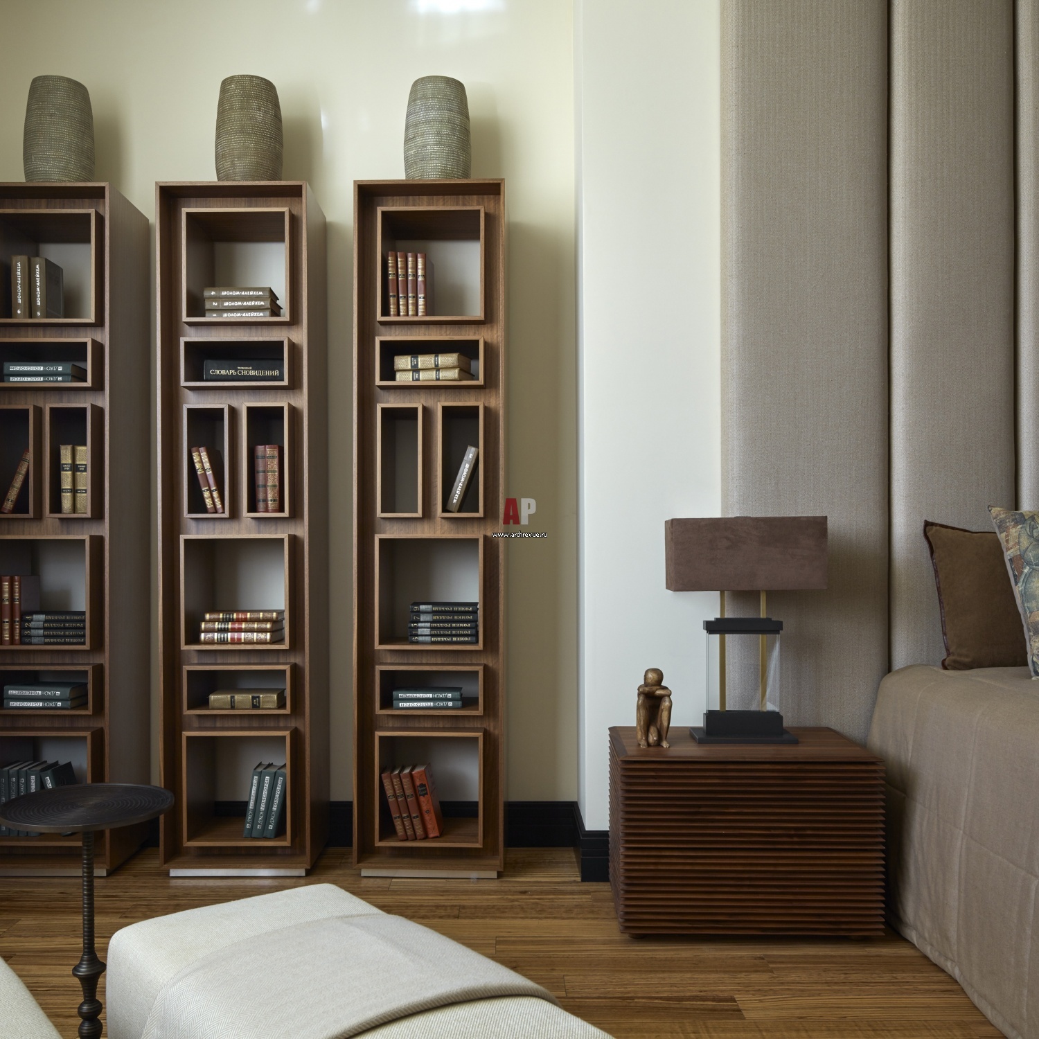 Книжные шкафы в спальне коричневая комната