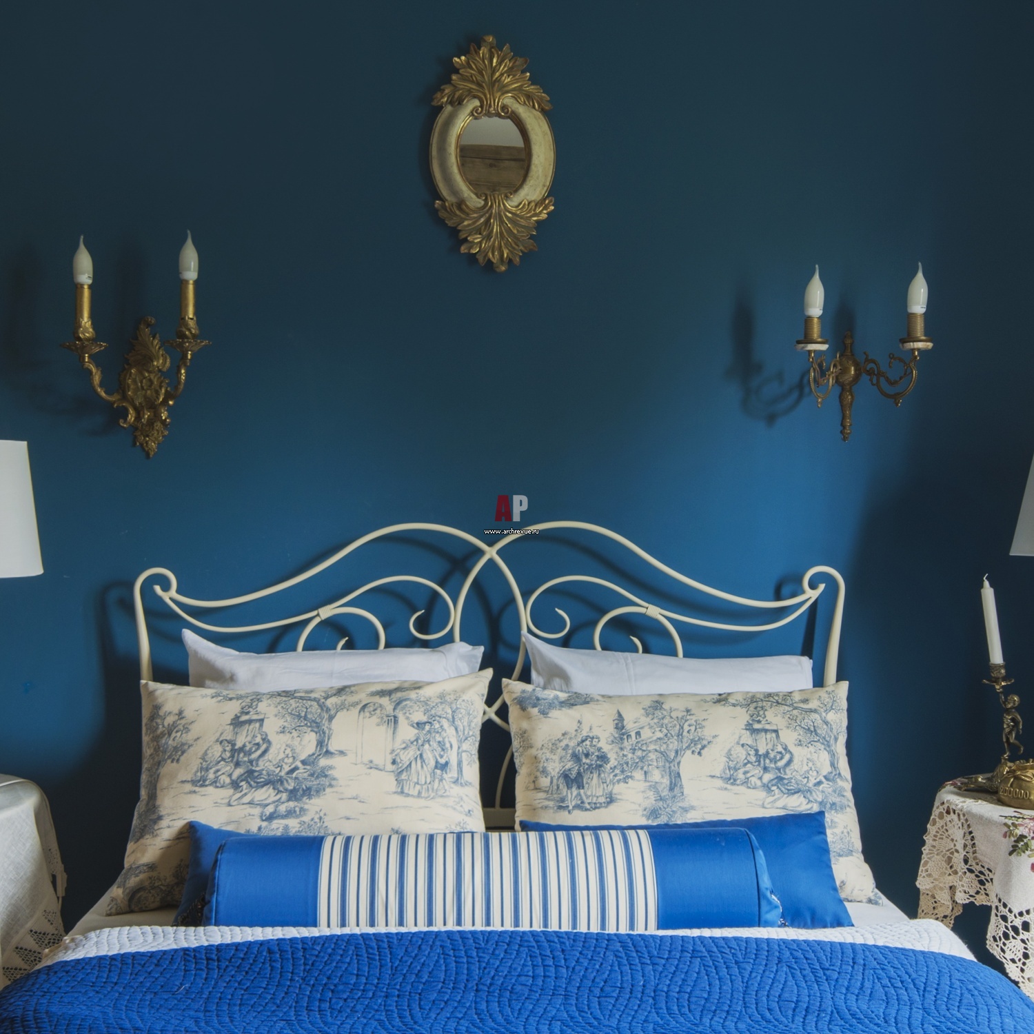 Спальня в сине золотом цвете