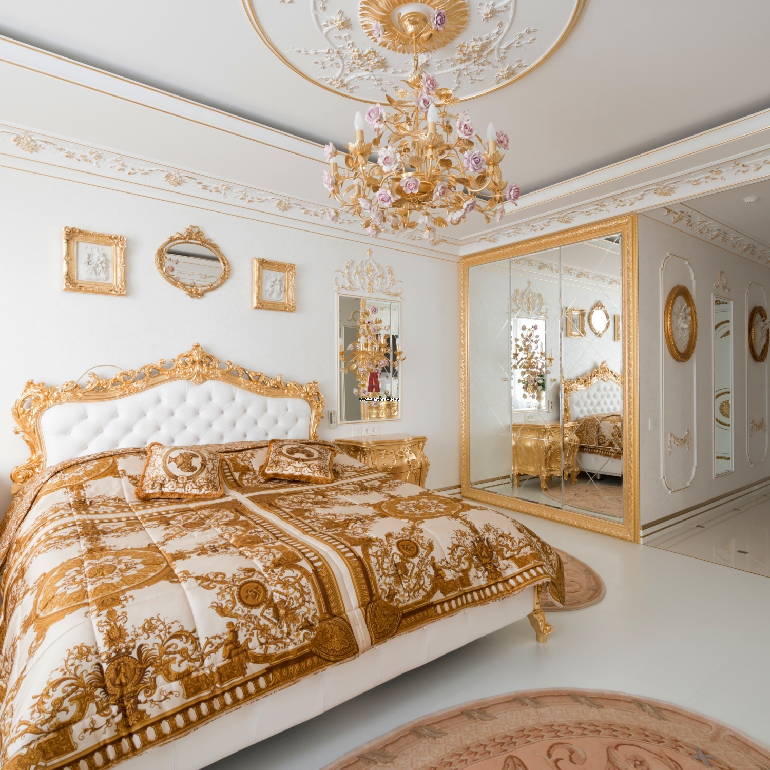 Дом золотого цвета. Спальня Барокко Дворцовая классика. Гостиная Версаче Барокко. Спальня в золотистых тонах. Спальня в дворцовом стиле.