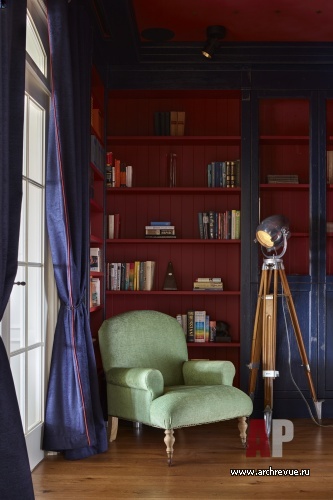 Фото интерьера библиотеки двухэтажной квартиры в стиле фьюжн