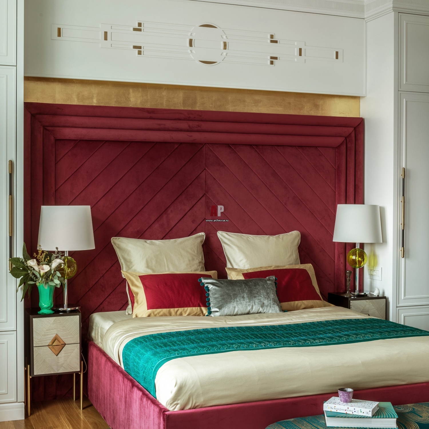 бело бордовый дизайн спальни
