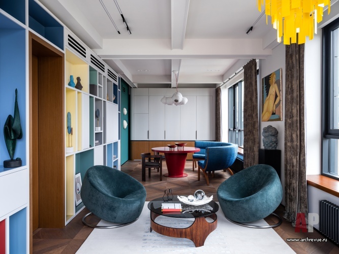 Дизайн интерьера 2-х комнатной квартиры с яркими стенами и ретро-мебелью