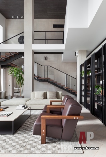Артистичный бетонный интерьер трехэтажного дома в современном стиле