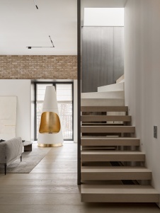 Фото лестницы квартиры в современном стиле 