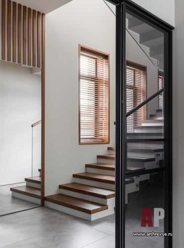 Фото интерьера лестничного холла дома в современном стиле