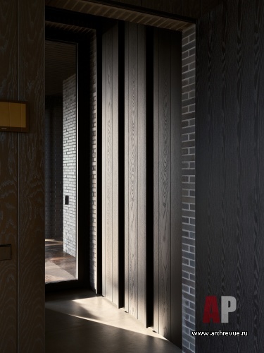 Фото интерьера входной зоны деревянного дома в современном стиле