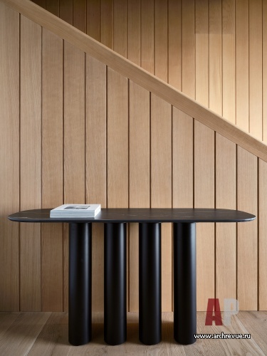 Фото интерьера входной зоны деревянного дома в современном стиле