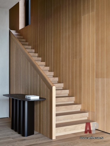 Фото лестницы деревянного дома в современном стиле
