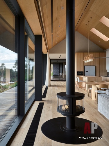 Фото интерьера каминной деревянного дома в современном стиле