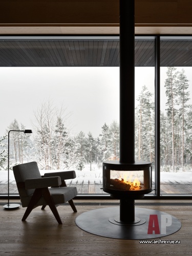Фото интерьера каминной деревянного дома в современном стиле