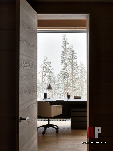 Фото интерьера кабинета деревянного дома в современном стиле