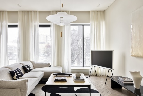 Монохромная квартира с искусством в Хамовниках