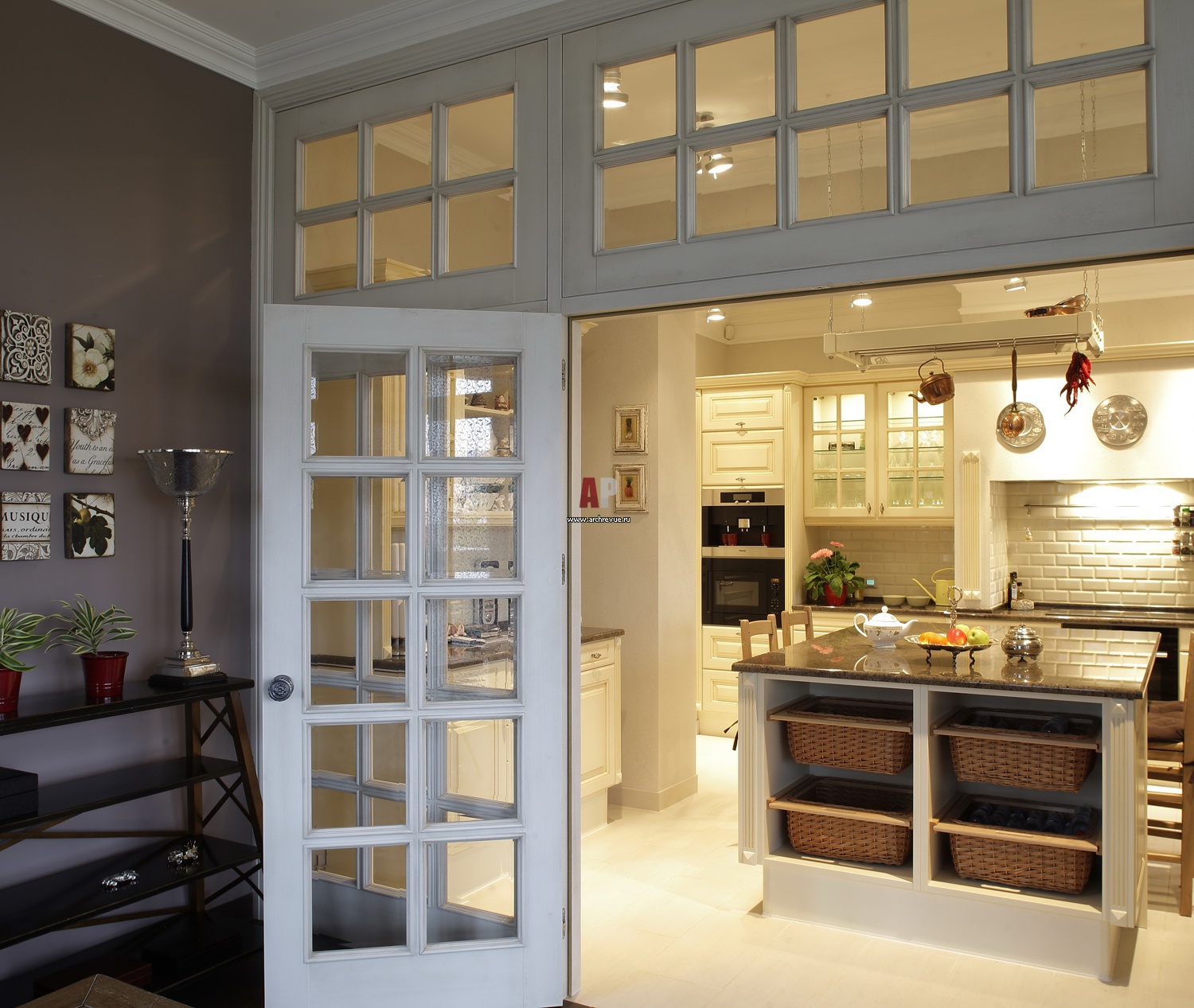 Двери между кухней и гостиной