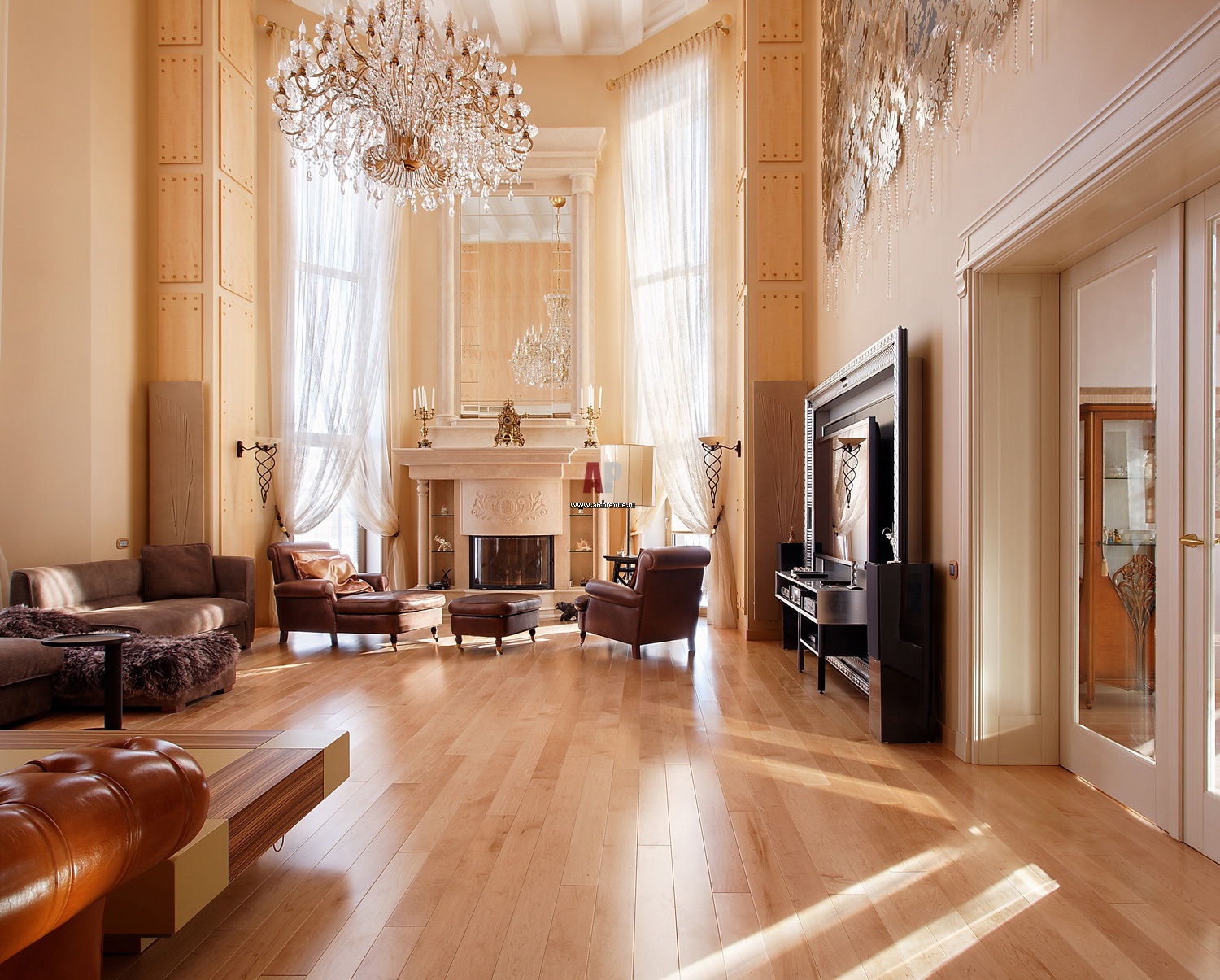 Гостиная с высокими потолками в классическом стиле