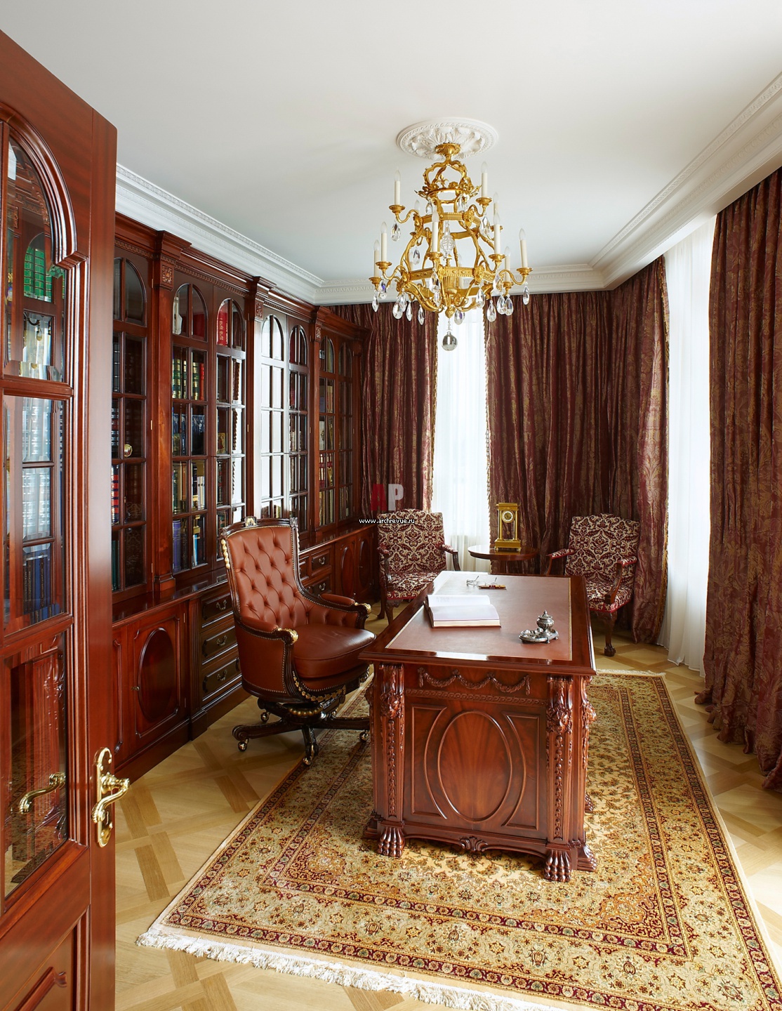 мебель для кабинета в квартире в классическом стиле